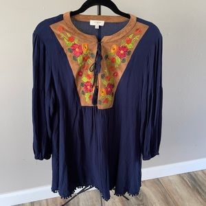 Umgee-Women’s peasant style tunic w/ embroidered suede look floral detail-Sz Lg